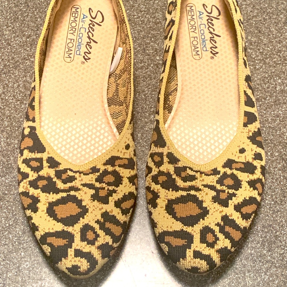 Skechers Air Cooled Memory Foam Flats Size 9.5 Cheetah Pattern.
